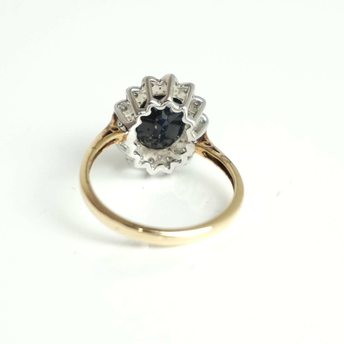 Diamond and sapphire gold ring, featuring 2.48ct sapphire and 0.07ct diamonds