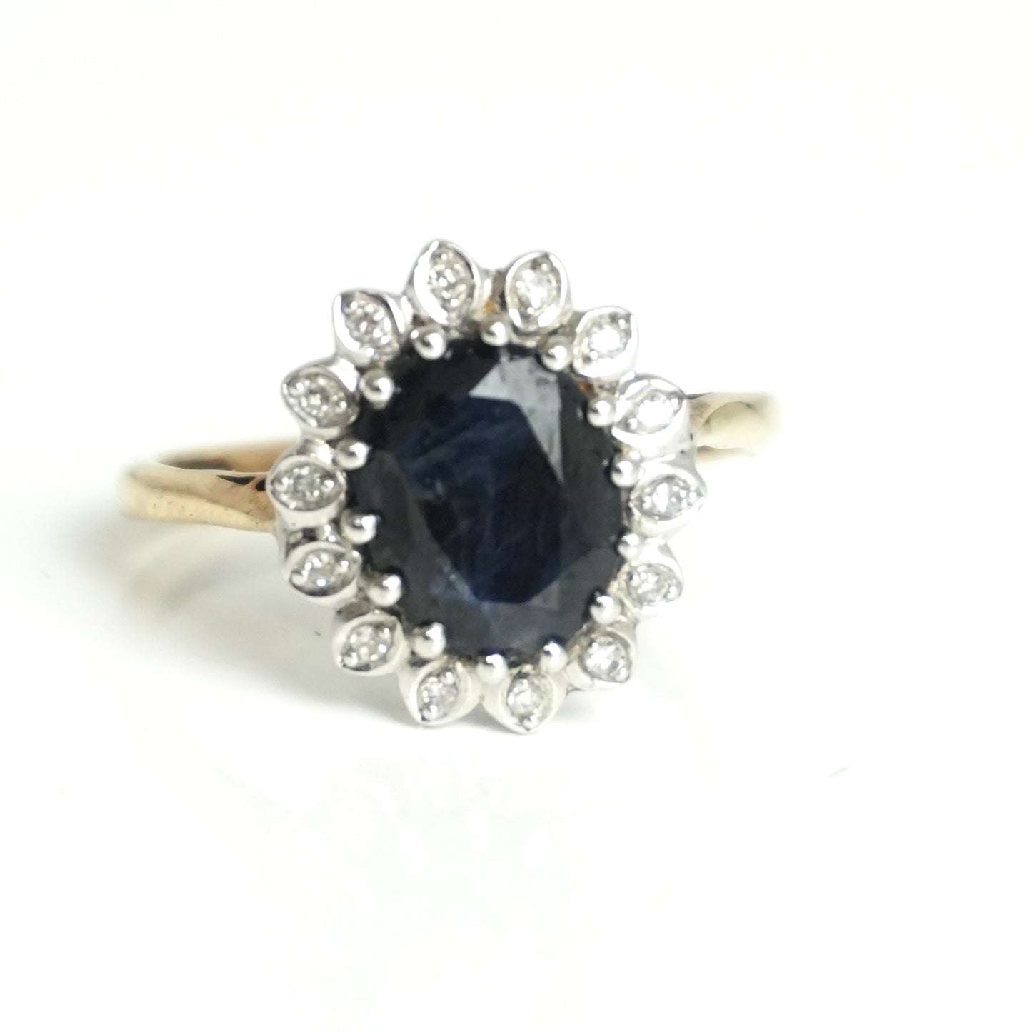 Diamond and sapphire gold ring, featuring 2.48ct sapphire and 0.07ct diamonds