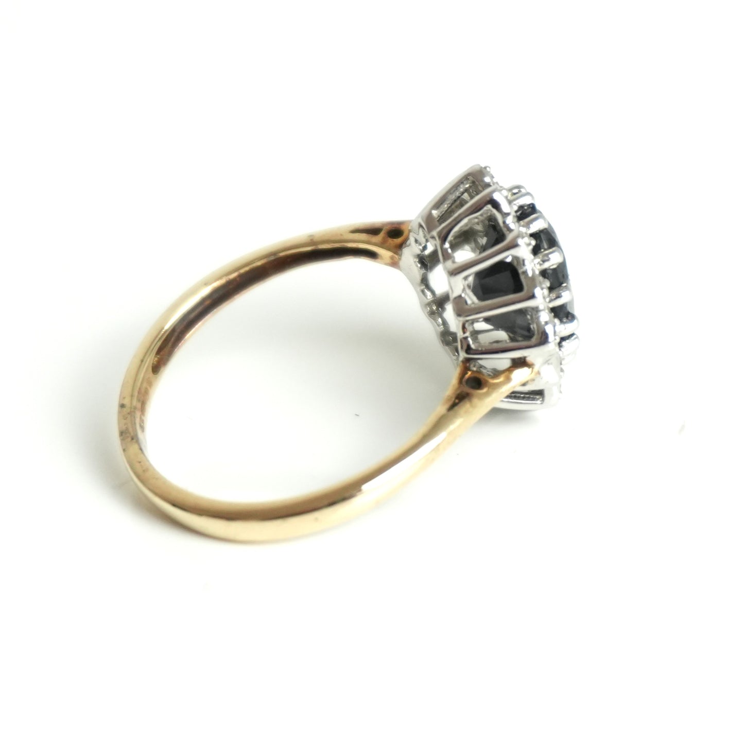 Diamond and sapphire gold ring, featuring 2.48ct sapphire and 0.07ct diamonds