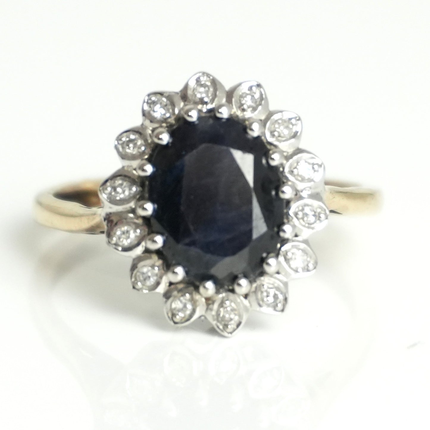 Diamond and sapphire gold ring, featuring 2.48ct sapphire and 0.07ct diamonds