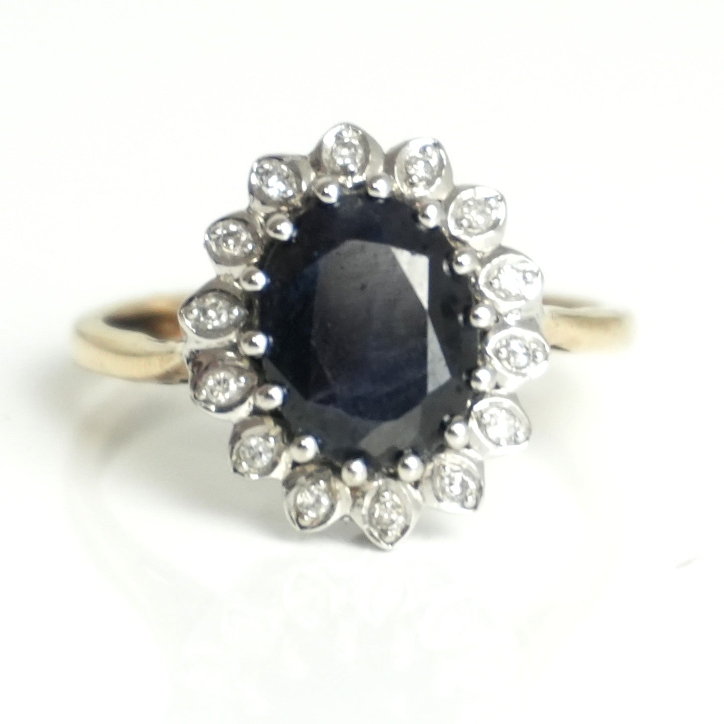 Diamond and sapphire gold ring, featuring 2.48ct sapphire and 0.07ct diamonds